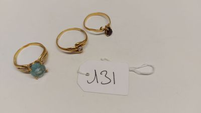 trois bagues et une étiquette sur laquelle figure le prix