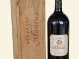 une bouteille de vin dans un coffret en bois à côté d'une bouteille de vin