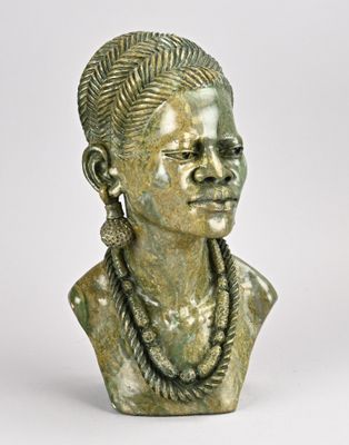 une image représentant un buste en bronze d'une femme portant un collier