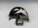 un masque noir et doré orné d'un nœud