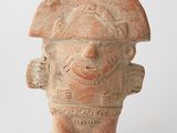 une image représentant une figurine en argile d'un homme portant un casque