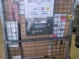 un chariot contenant des cartons de denrées alimentaires dans un entrepôt