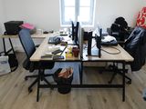 un bureau sur lequel se trouvent deux ordinateurs, dans une pièce