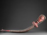 une image représentant un très long couteau au manche rouge