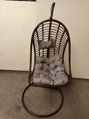 1 chaise suspendue en rotin marron (manque fixation)