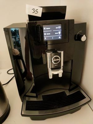 une machine à café posée sur un comptoir