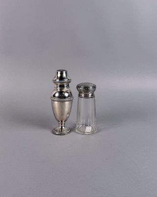 deux salières et poivrières posées sur une table