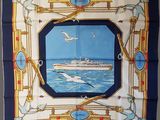 foulard carré bleu et blanc orné d'un motif représentant un bateau et des mouettes