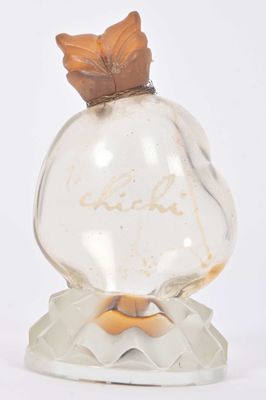 une petite bouteille en verre surmontée d'un oiseau