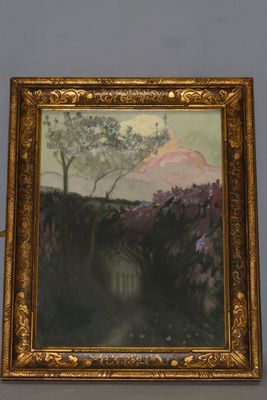 une peinture sur le mur d'une pièce où est accrochée une autre peinture
