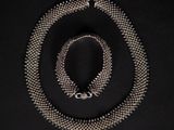 un collier et un bracelet en argent sur fond noir