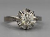 gros plan d'une bague en diamant sur une surface blanche