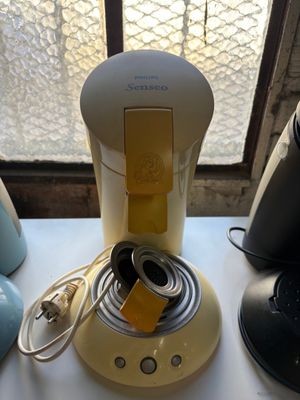 une cafetière posée sur une table près d'une fenêtre