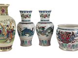 quatre vases placés les uns à côté des autres