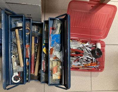 une boîte à outils avec des outils sur le sol