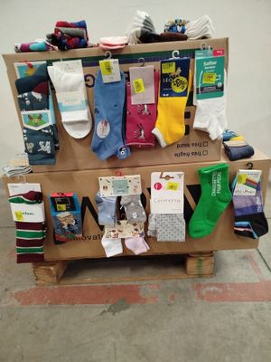 de nombreuses paires de chaussettes empilées sur une palette