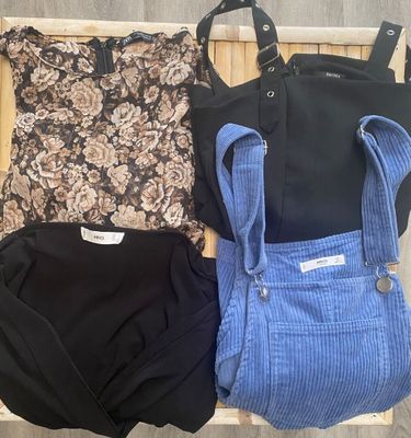 deux vêtements posés sur un banc en bois