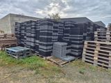 un gros tas de palettes posées dans l'herbe