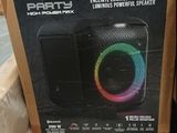 emballage pour une enceinte de fête surmontée d'une lumière arc-en-ciel