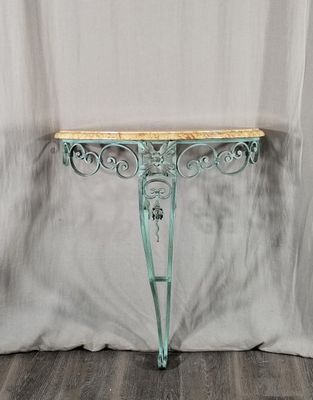 une image d'une petite table avec un plateau en bois