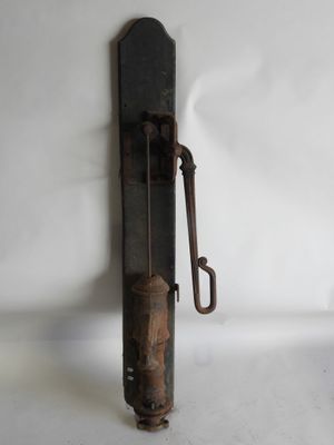 une vieille poignée de porte en métal rouillée sur un mur blanc