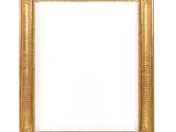 un cadre photo doré sur un mur blanc avec un fond blanc