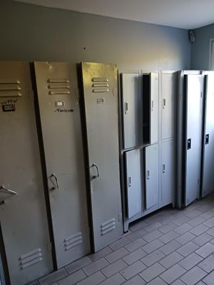 plusieurs casiers sont alignés dans une pièce