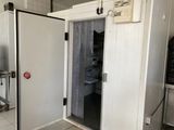 une porte blanche avec un bouton rouge dans une pièce
