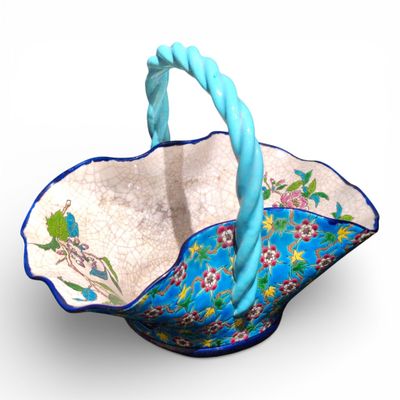 LONGWY Panier en faïence à décor polychrome, l'anse tressée