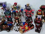 un grand nombre de figurines qui se trouvent sur la table