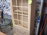 une armoire dont la partie supérieure est munie d'une porte vitrée