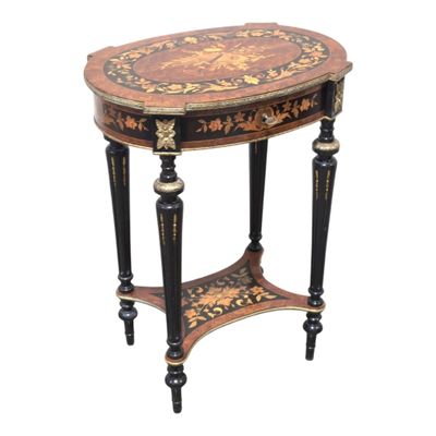 une photo d'une table noire et dorée avec un plateau en bois