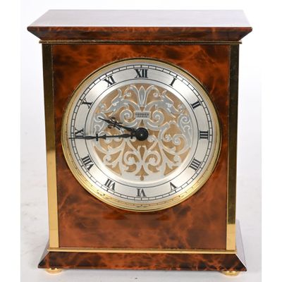 une horloge posée sur une table