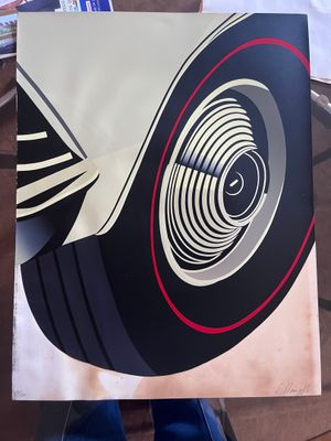 une photo d'une personne tenant une œuvre d'art