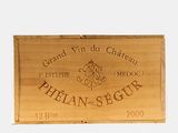 une boîte en bois sur laquelle est collée une étiquette portant l'inscription « Pelian's Segur »