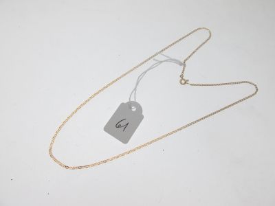 un collier en argent muni d'une pendentif, posé sur une surface blanche