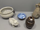 trois vases et un bol posés sur une table
