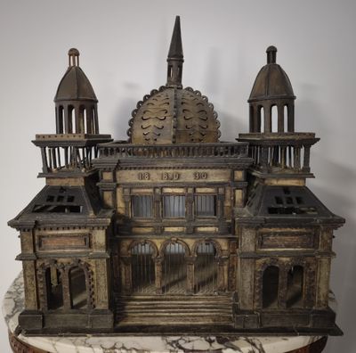 statue représentant un bâtiment en bois surmontée d'une horloge
