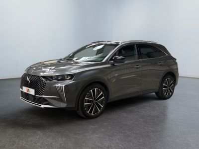 Une Infiniti grise de 2020 est garée dans une grande pièce