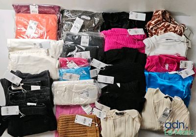 de nombreux types de vêtements exposés dans une boîte