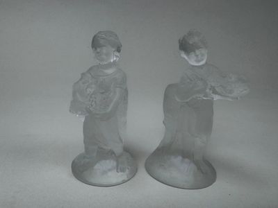 deux figurines représentant un garçon et une fille posées sur une table