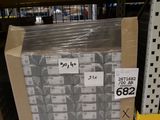 une palette chargée de nombreux cartons dans un entrepôt