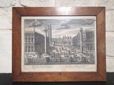 une vieille photo d'une ville avec une tour horloge en arrière-plan