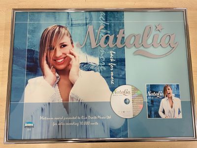 une photo d'un CD sur lequel figure la photo d'une femme