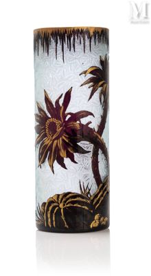 un vase en verre orné d'une fleur, posé sur une surface blanche