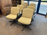quatre chaises placées devant une bibliothèque