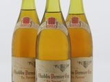 trois bouteilles de vin posées les unes à côté des autres sur une surface blanche