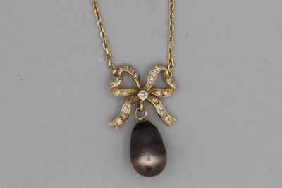 un gros plan d'un collier orné d'un nœud
