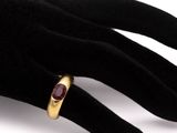 une image montrant un gros plan de la main d'une personne portant une bague au doigt