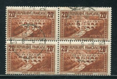 quatre timbres représentant un homme sur un pont